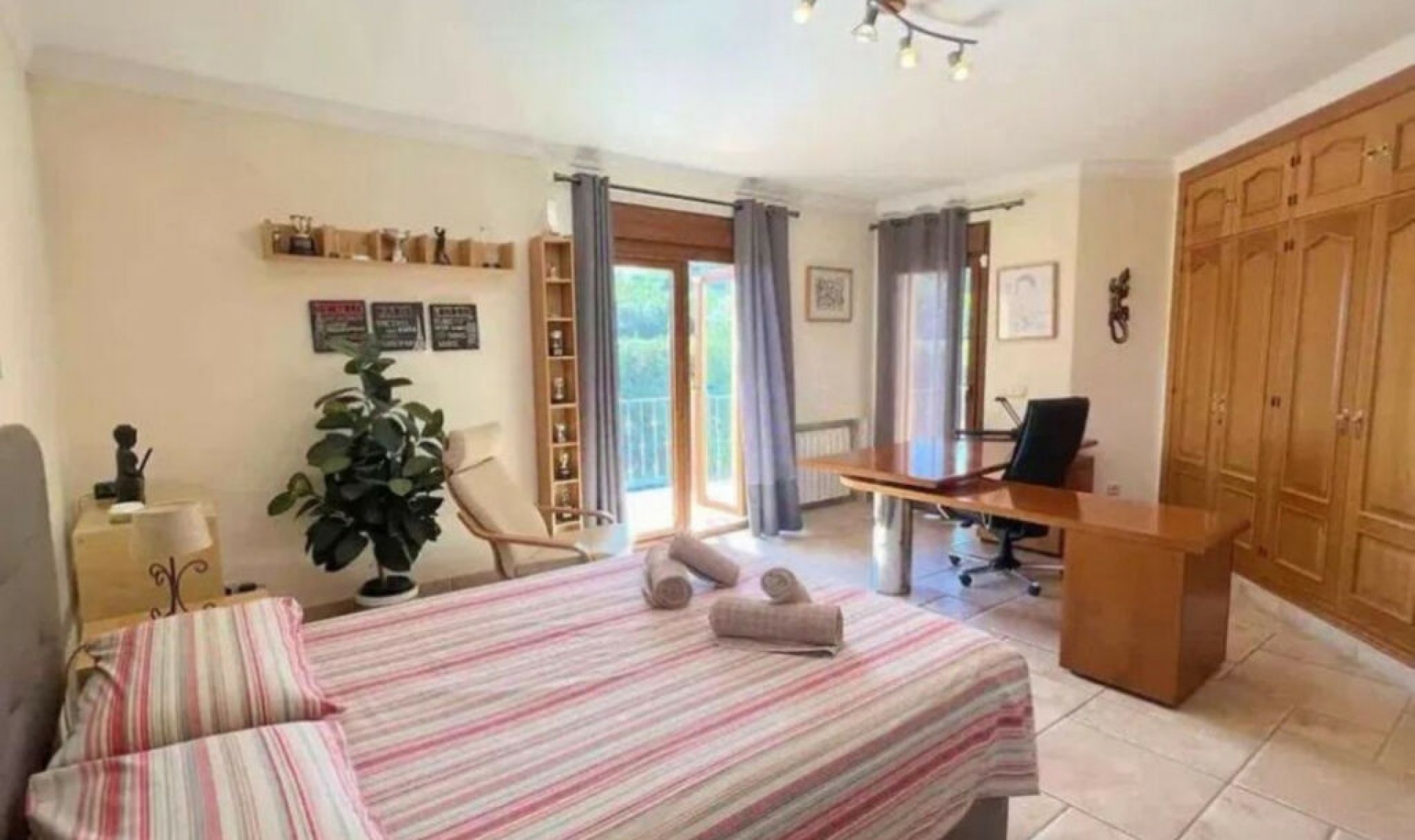 Resale - House -
Los Flamingos