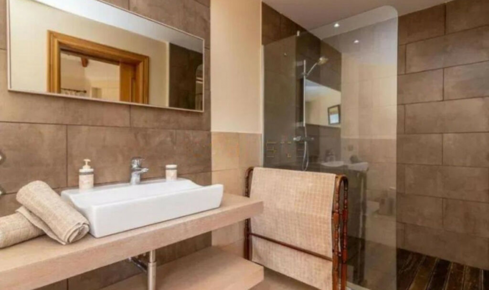 Resale - House -
Los Flamingos