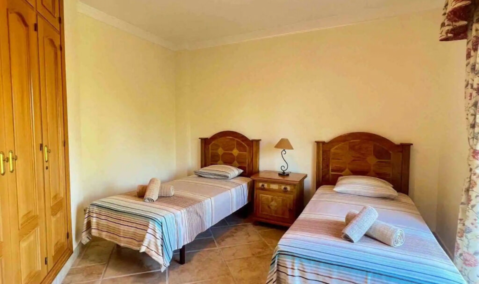 Resale - House -
Los Flamingos