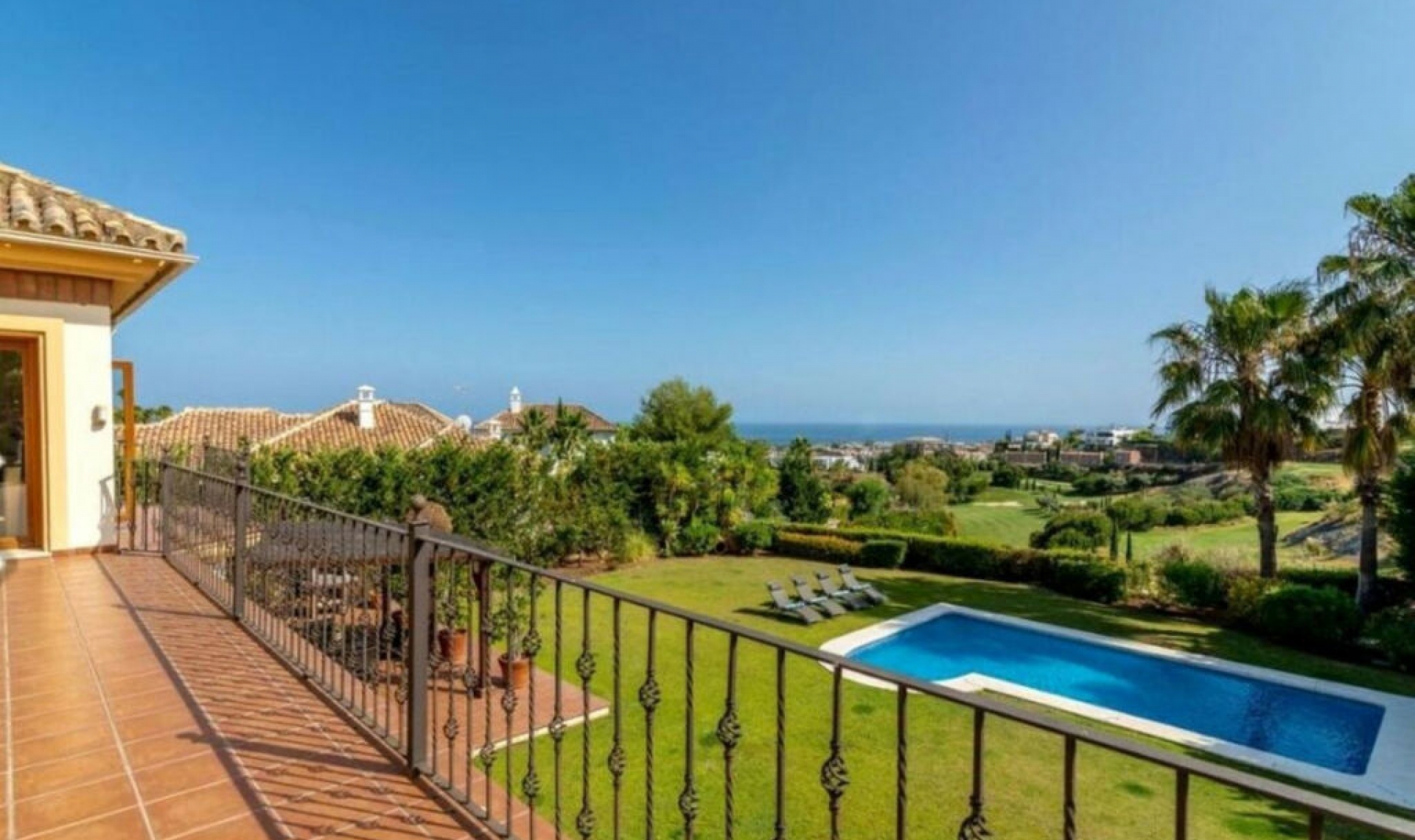 Resale - House -
Los Flamingos