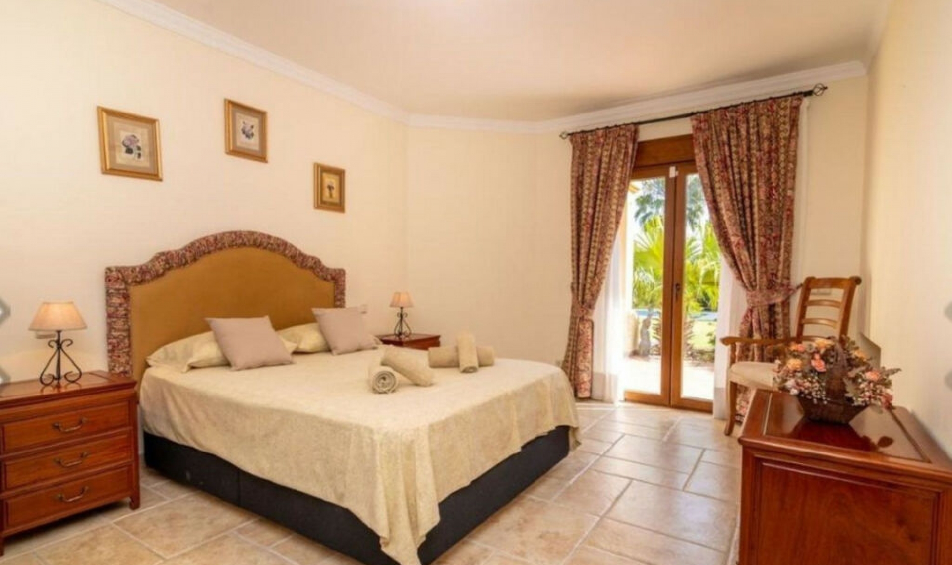 Resale - House -
Los Flamingos