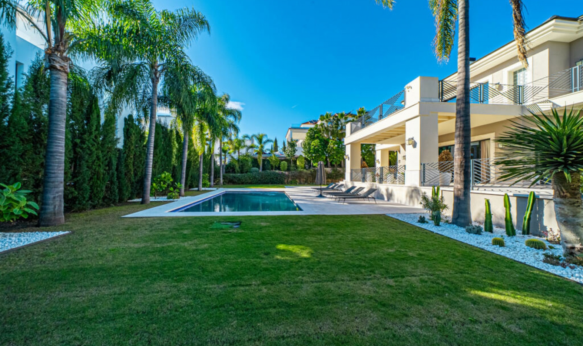 Resale - House -
Los Flamingos