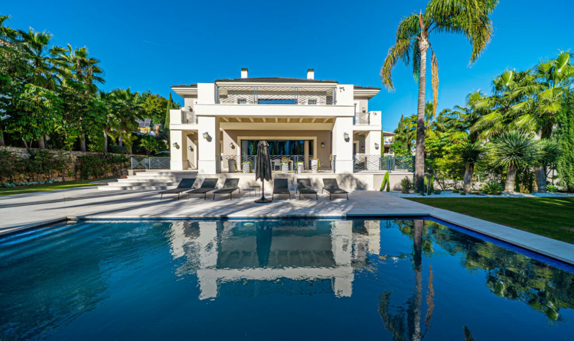 Resale - House -
Los Flamingos