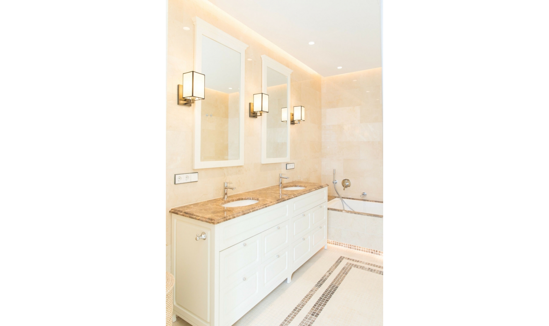 Resale - House -
Los Flamingos