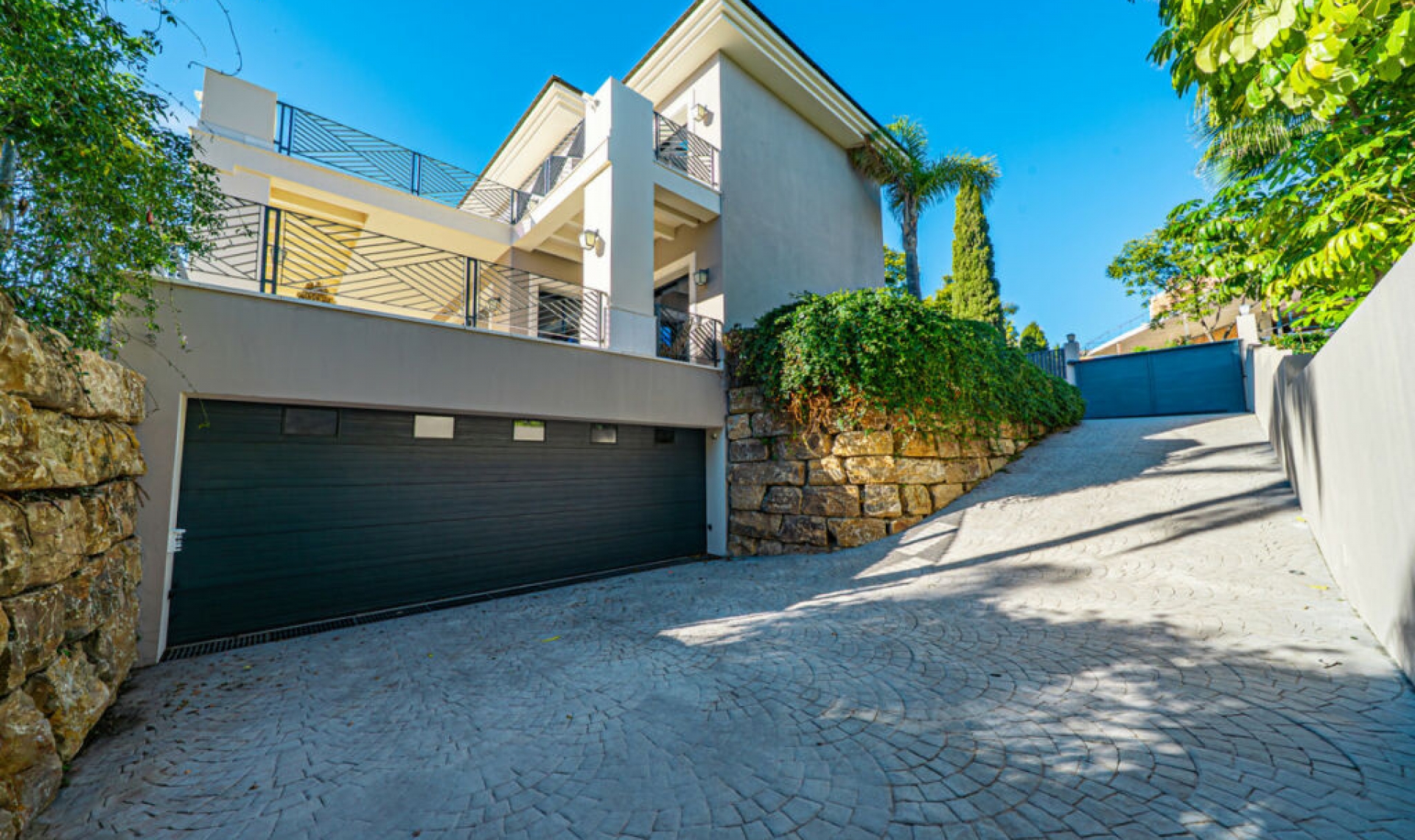 Resale - House -
Los Flamingos