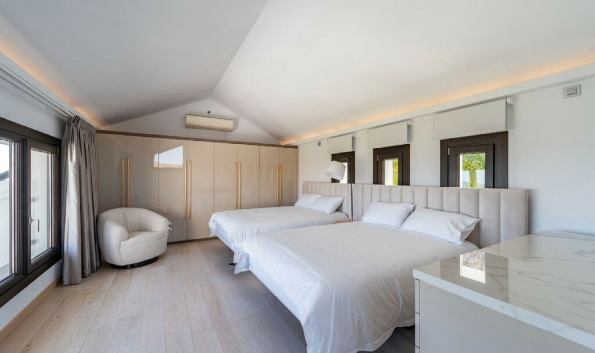 Resale - House -
Los Flamingos