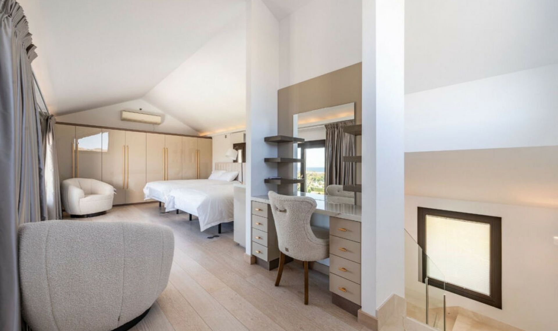 Resale - House -
Los Flamingos