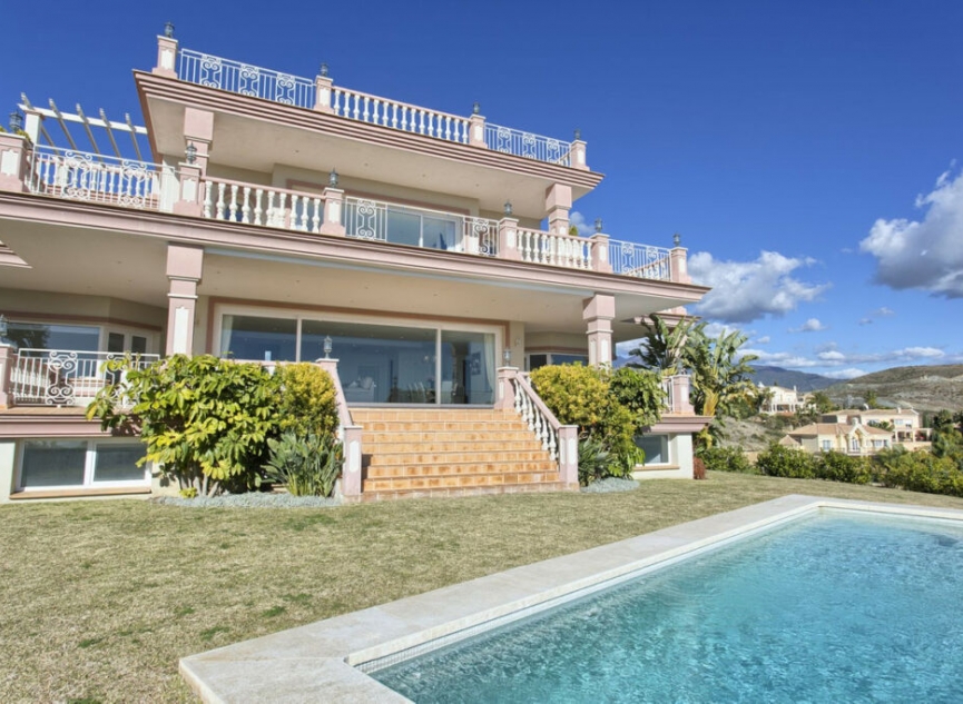 Resale - House -
Los Flamingos