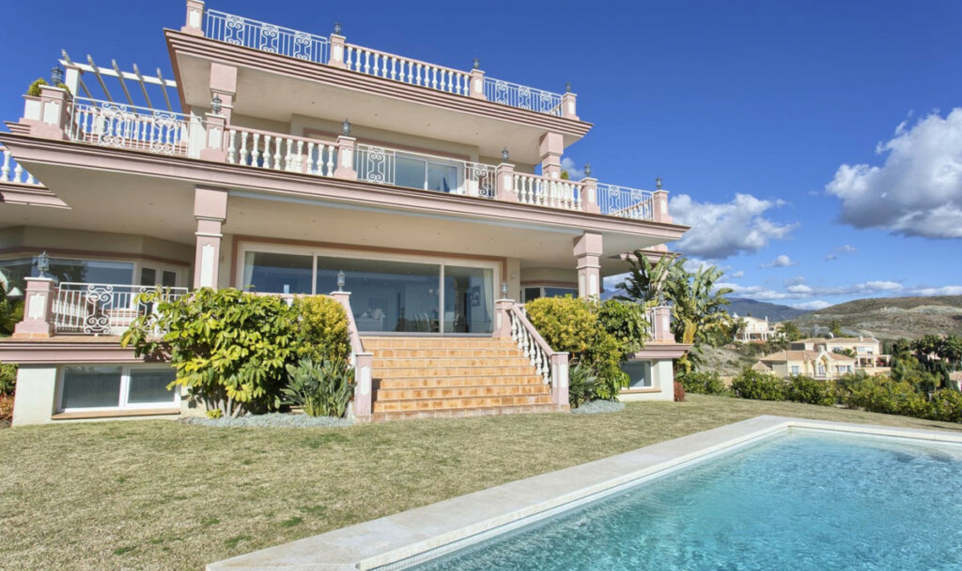 Resale - House -
Los Flamingos