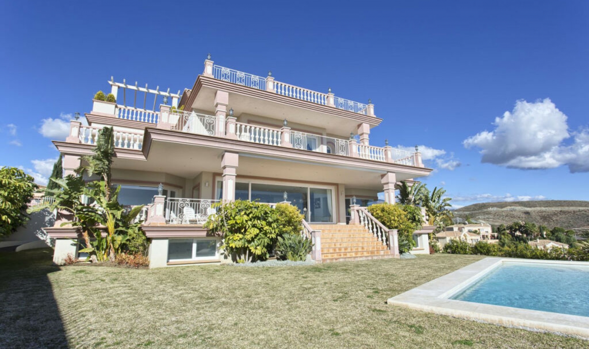 Resale - House -
Los Flamingos