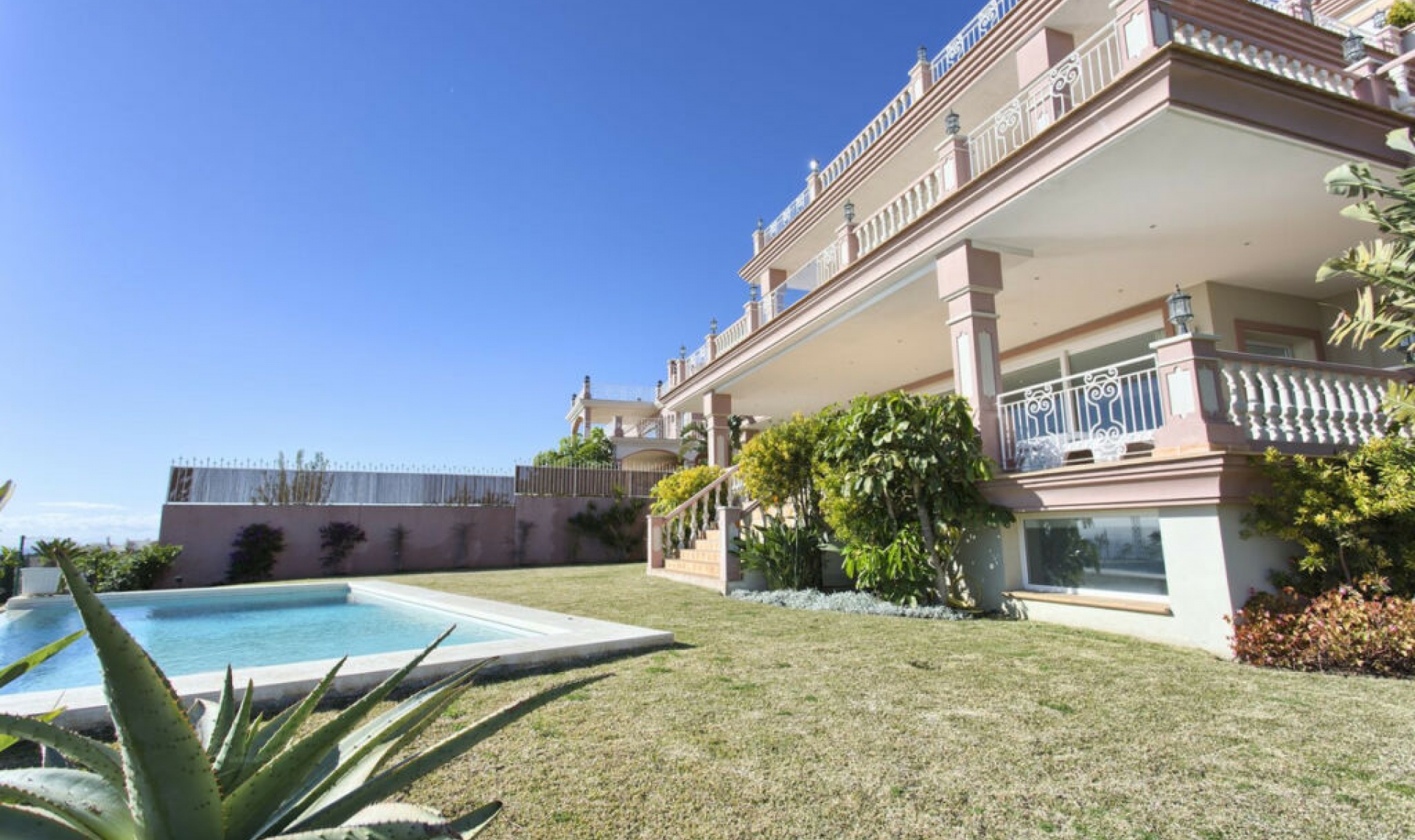 Resale - House -
Los Flamingos