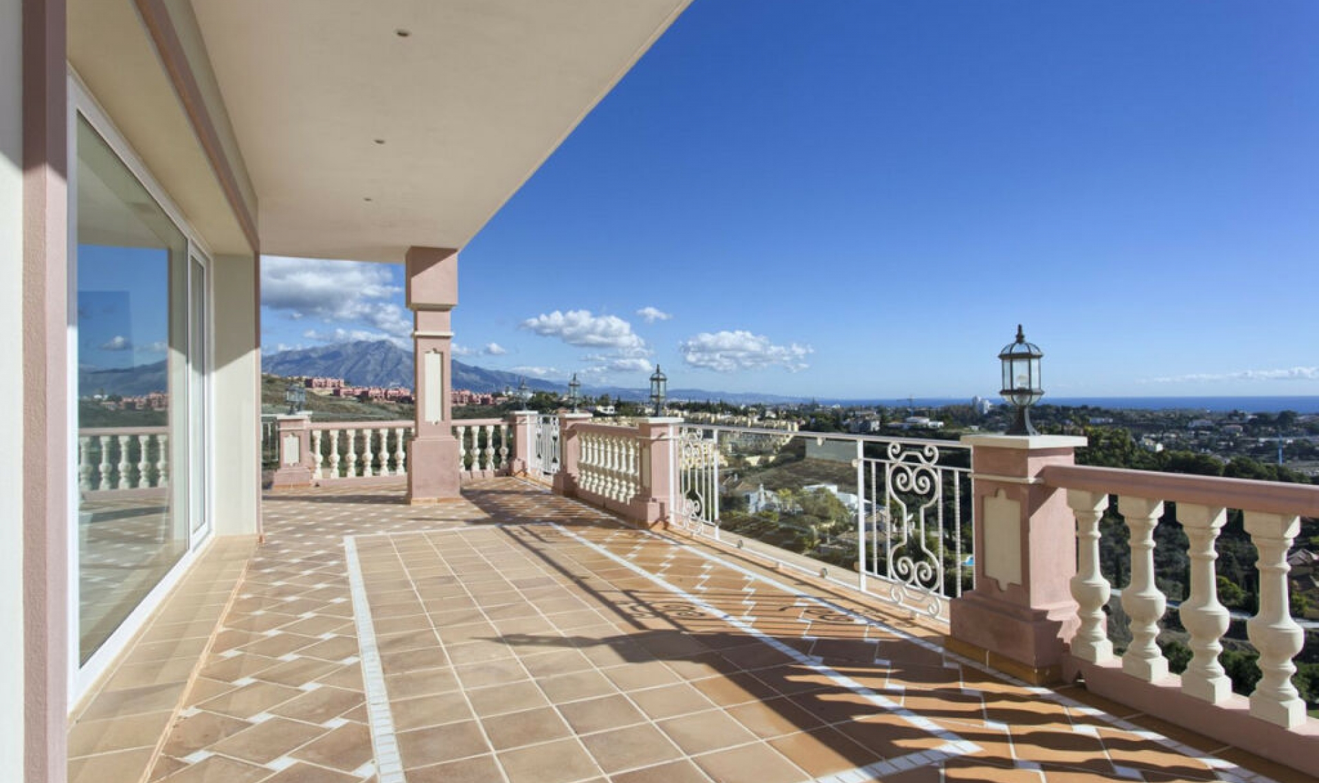 Resale - House -
Los Flamingos