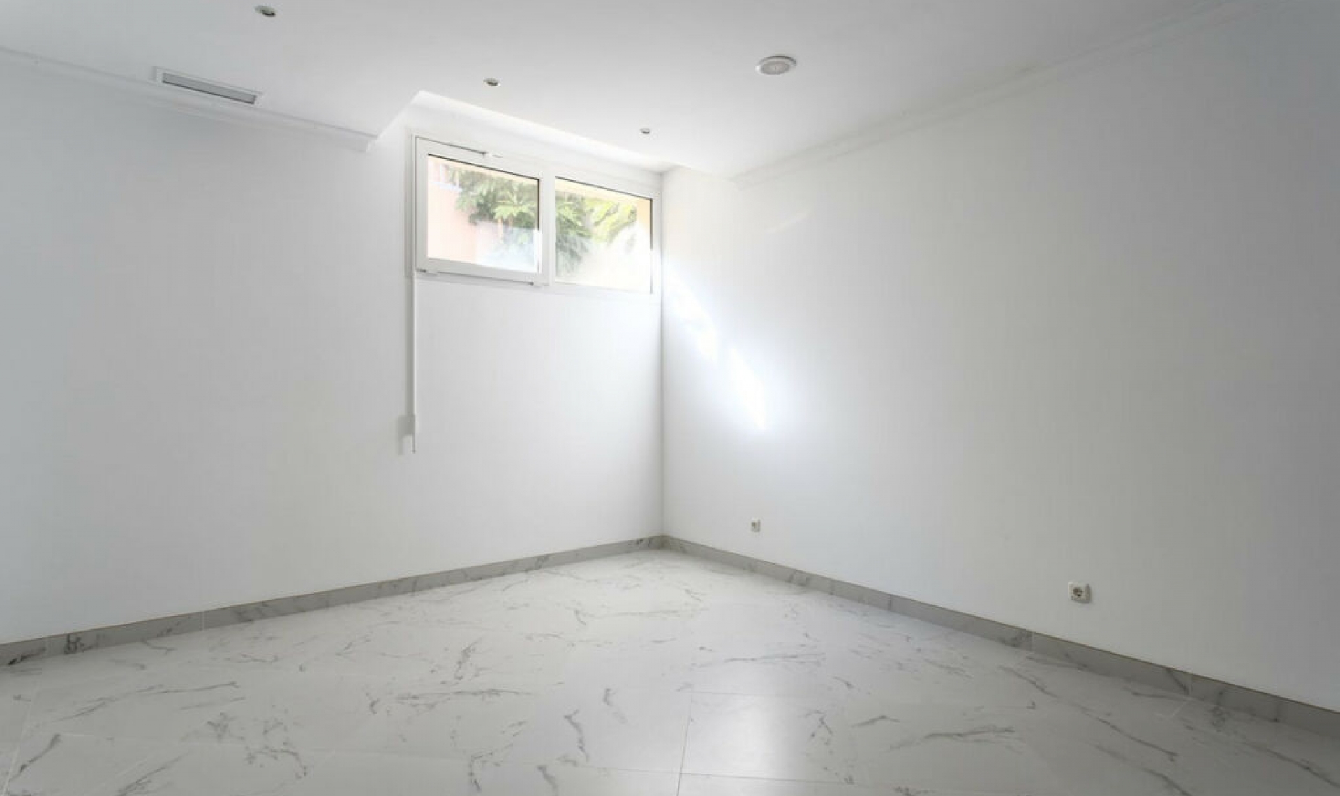 Resale - House -
Los Flamingos