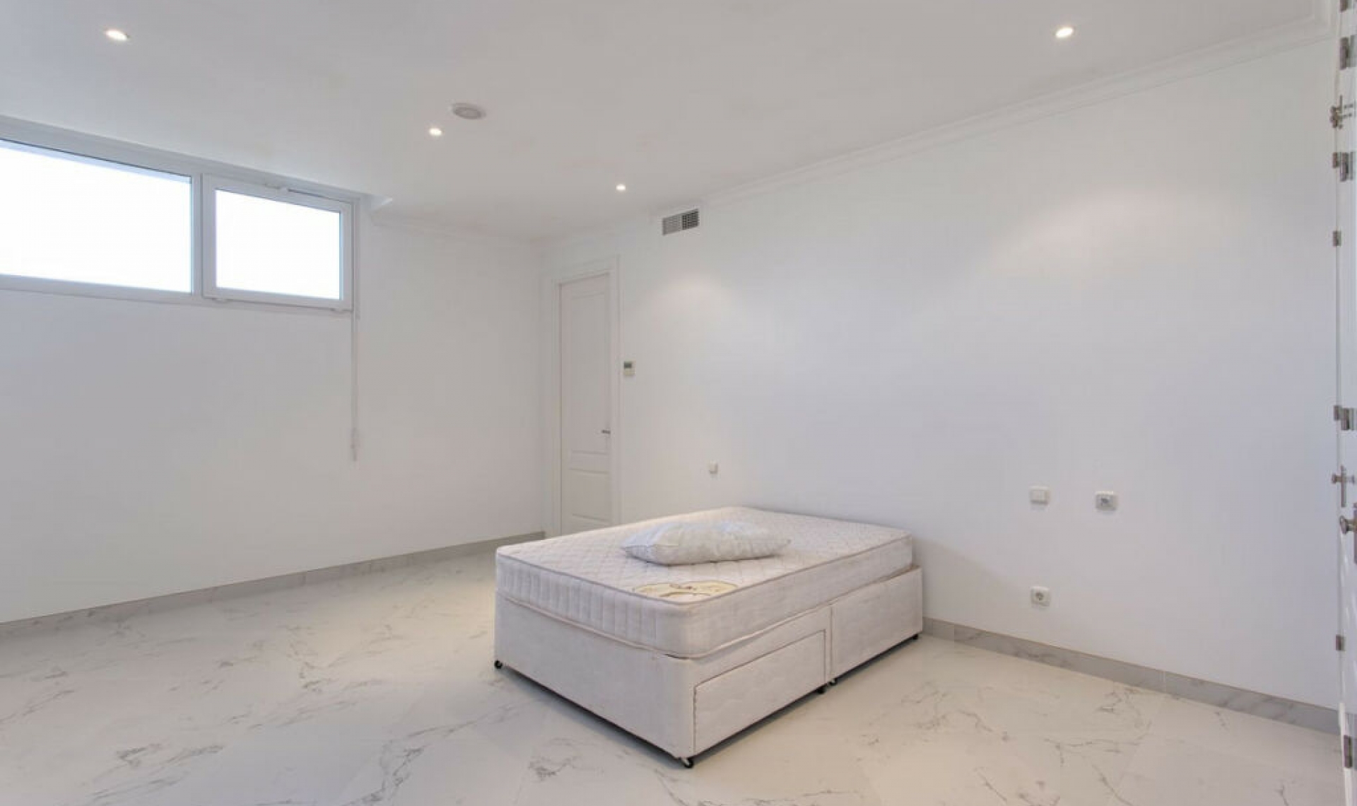 Resale - House -
Los Flamingos