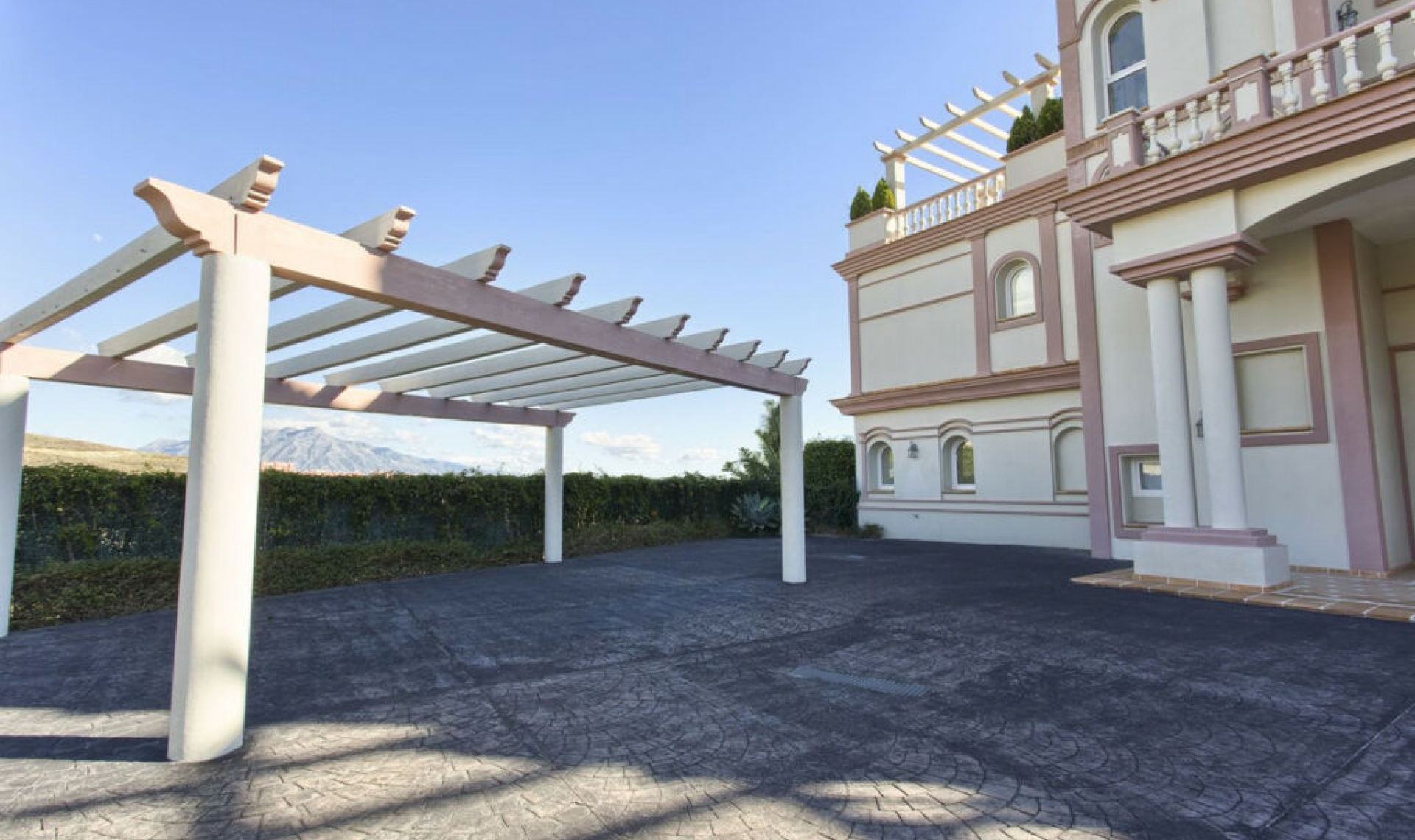 Resale - House -
Los Flamingos