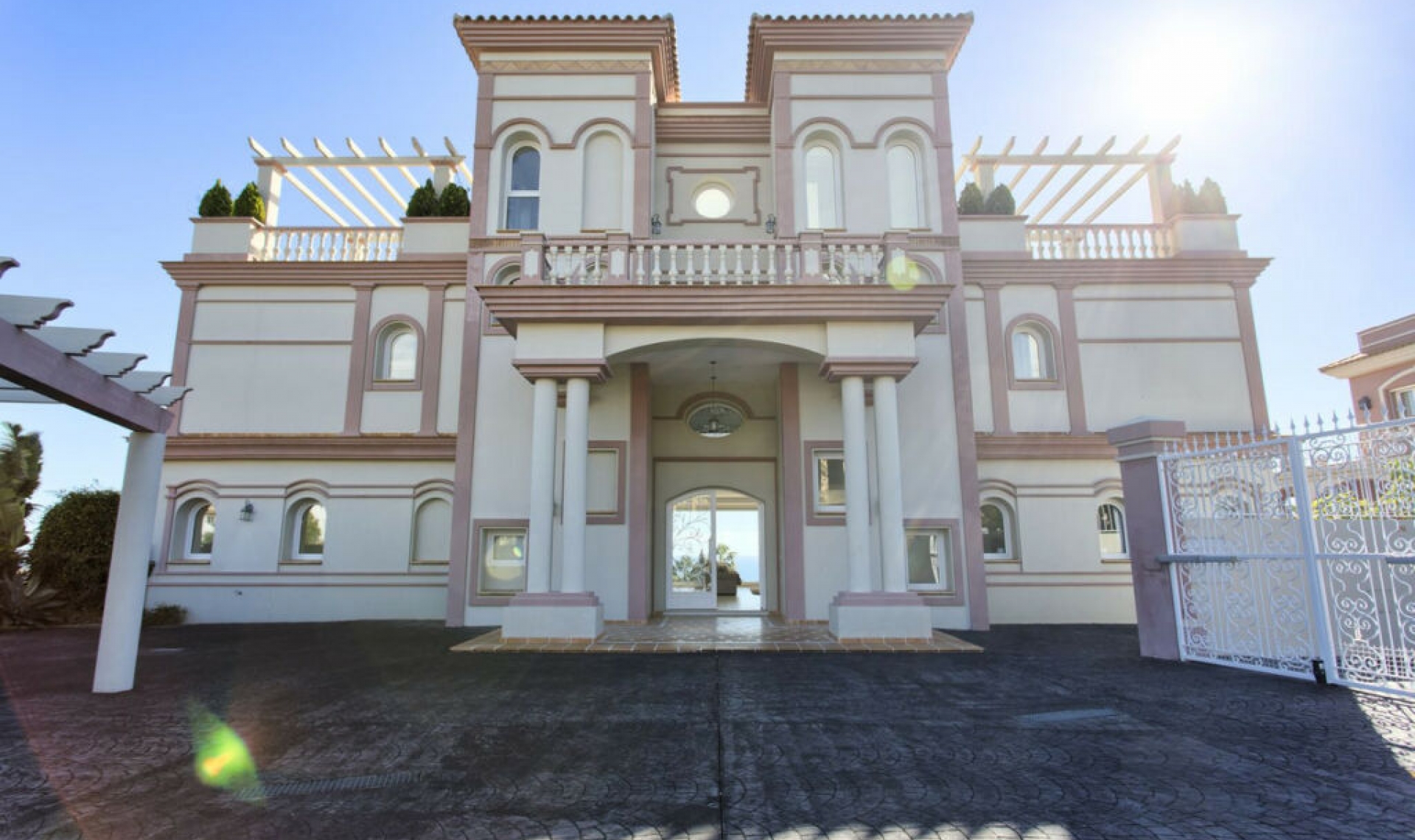 Resale - House -
Los Flamingos