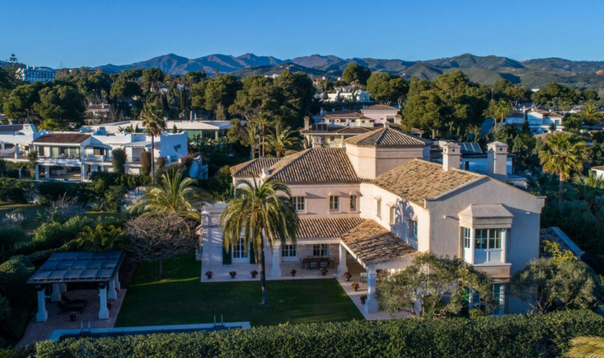 Resale - House -
Los Monteros