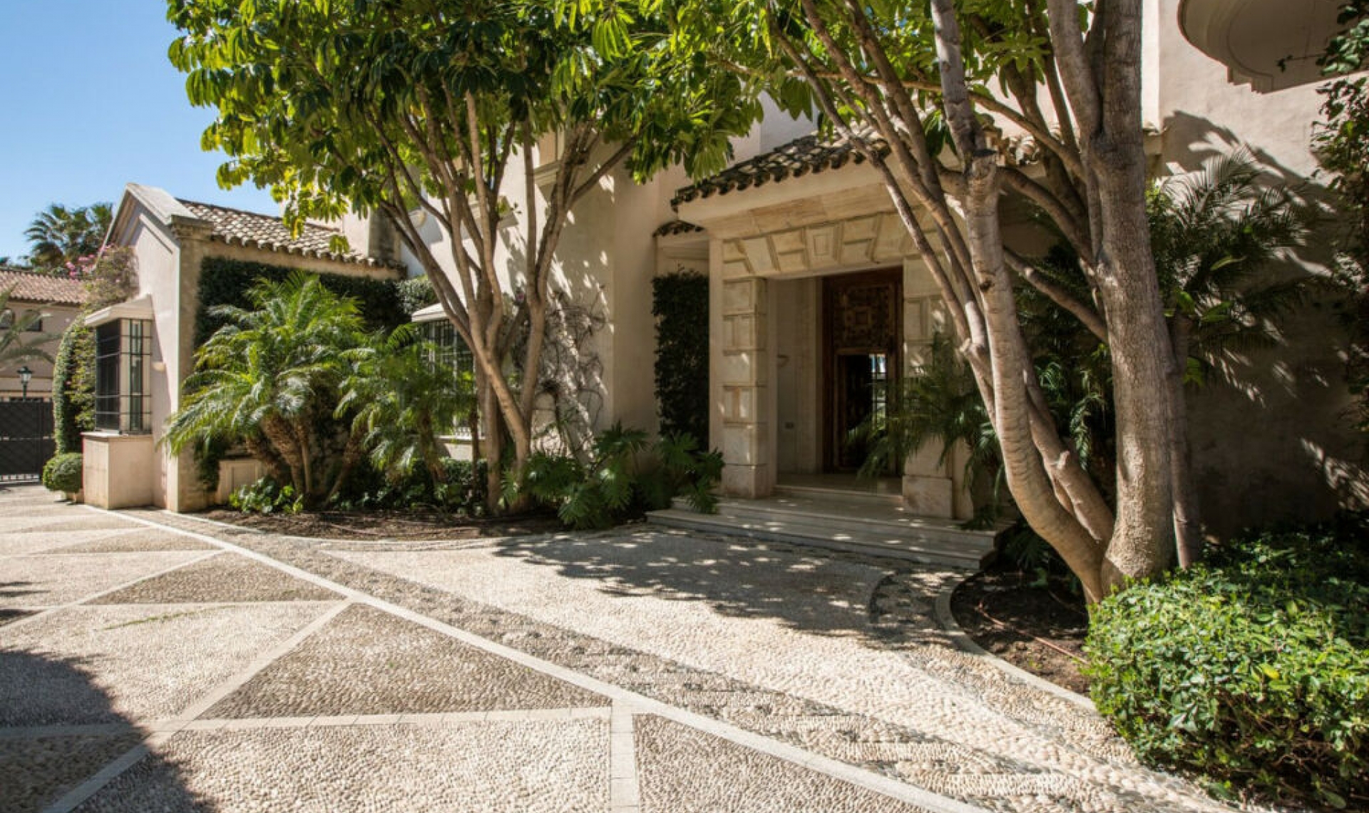 Resale - House -
Los Monteros