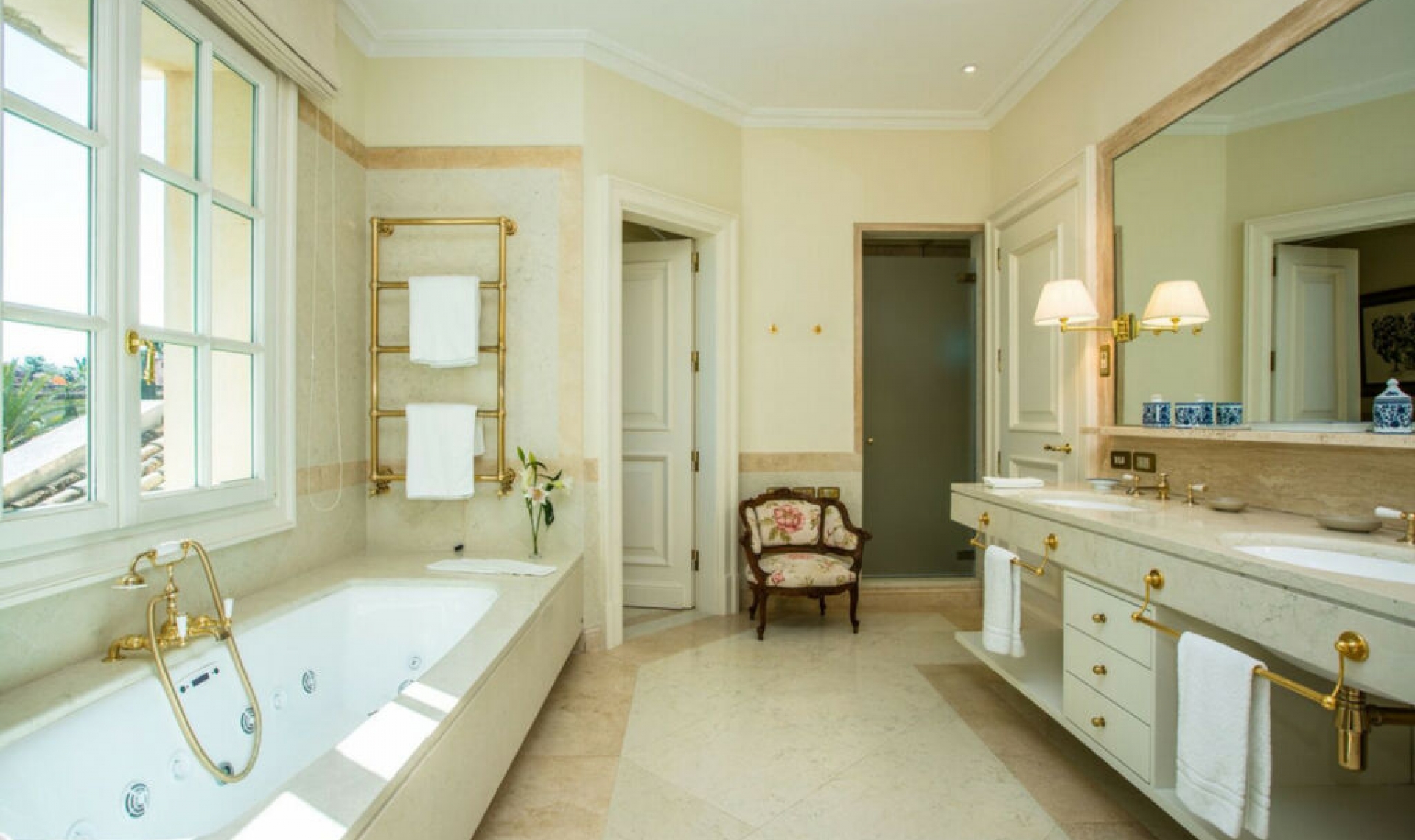 Resale - House -
Los Monteros