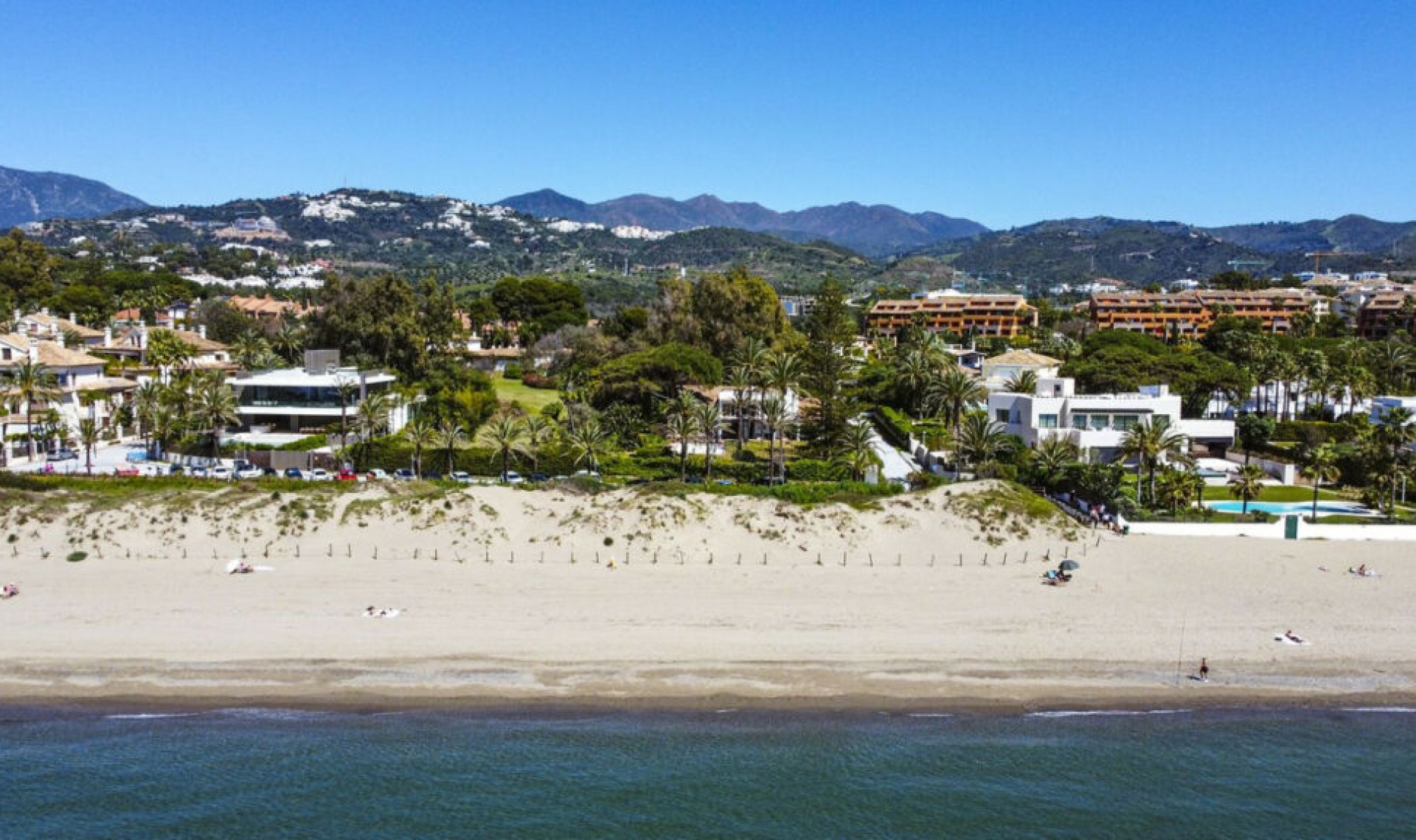Resale - House -
Los Monteros