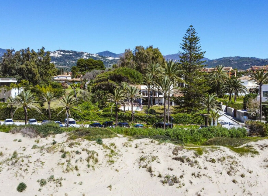 Resale - House -
Los Monteros