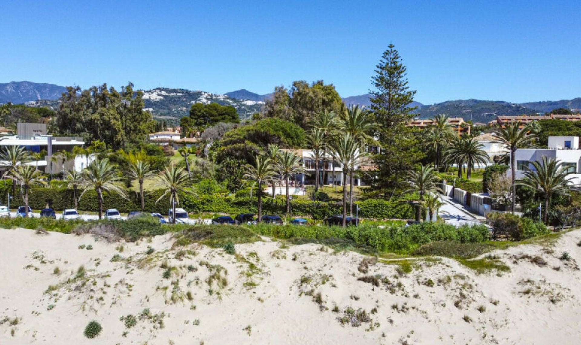 Resale - House -
Los Monteros