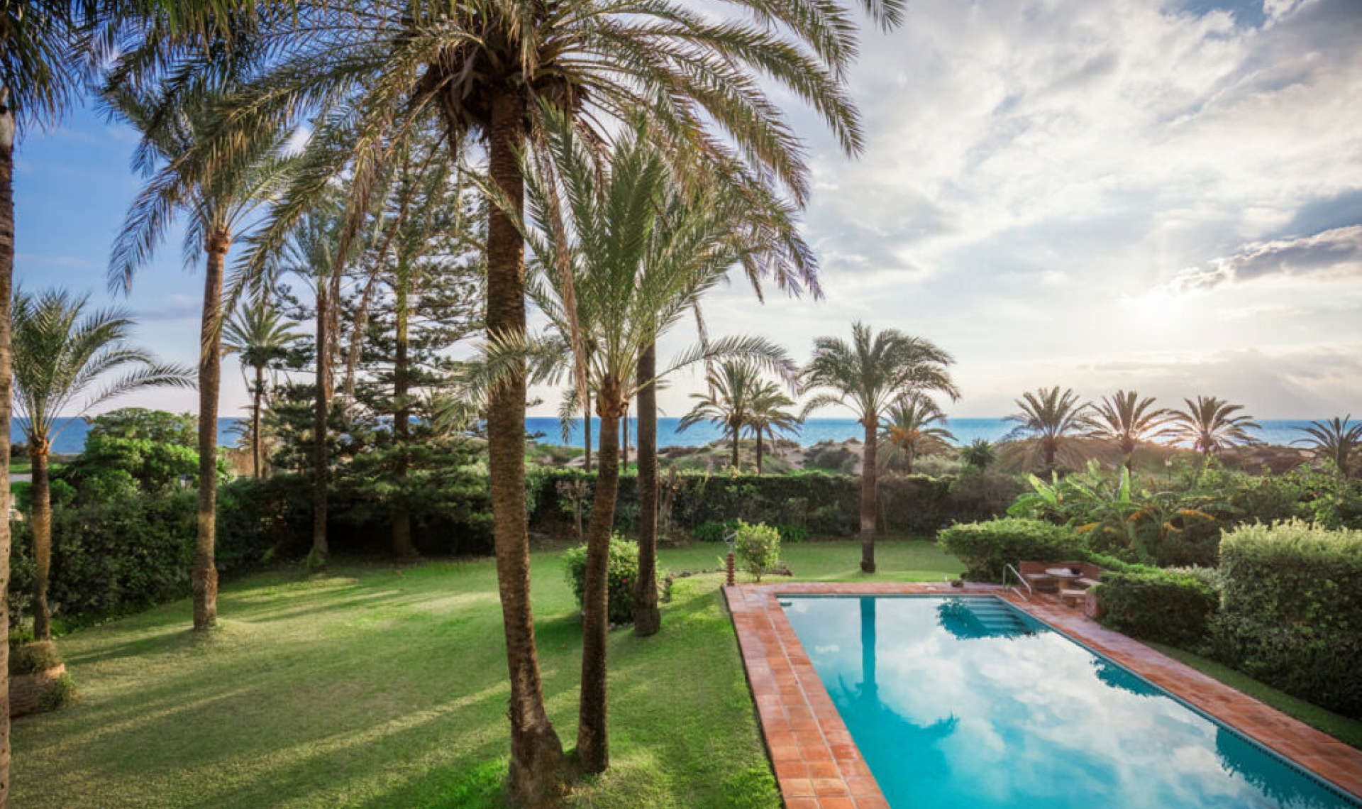 Resale - House -
Los Monteros