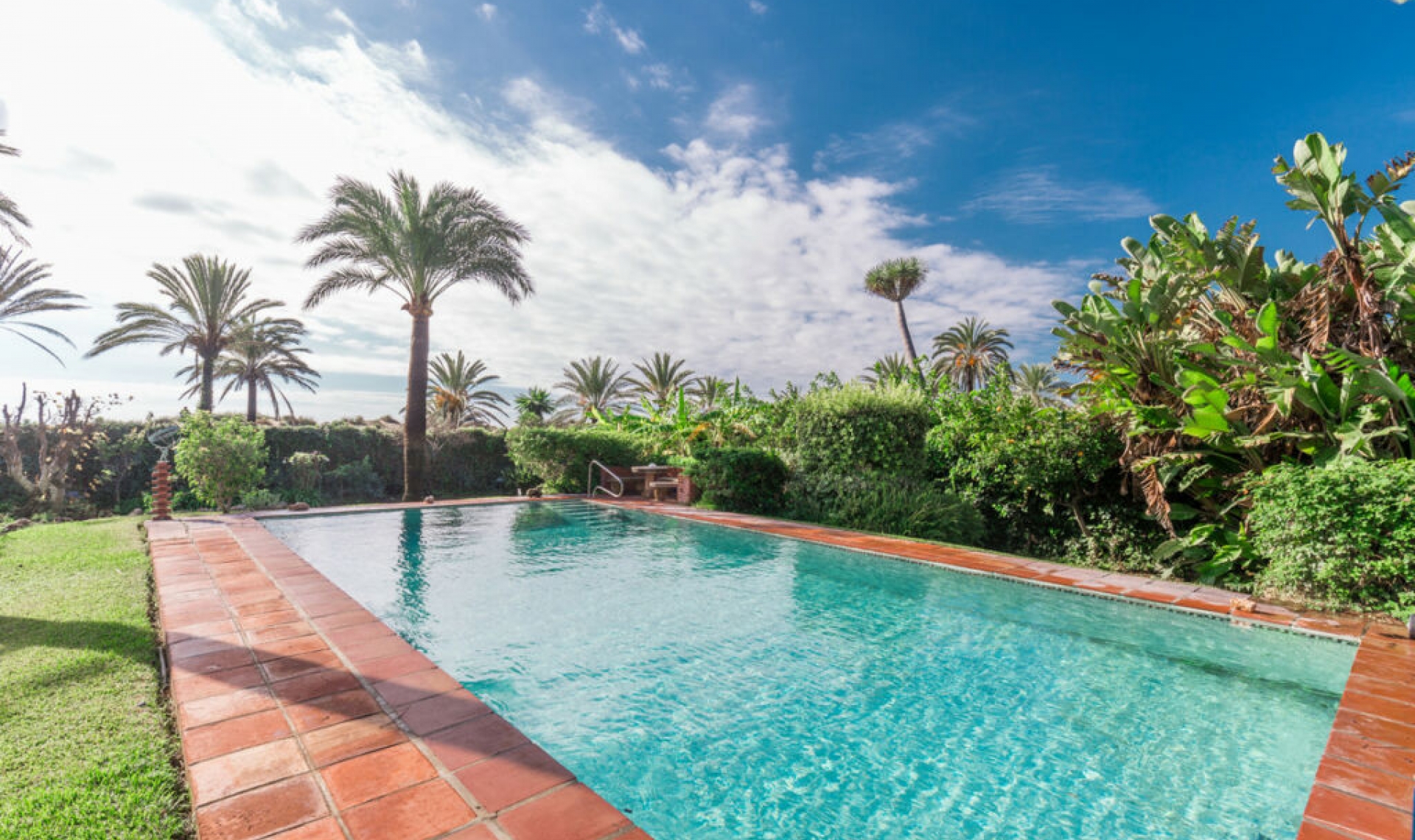 Resale - House -
Los Monteros