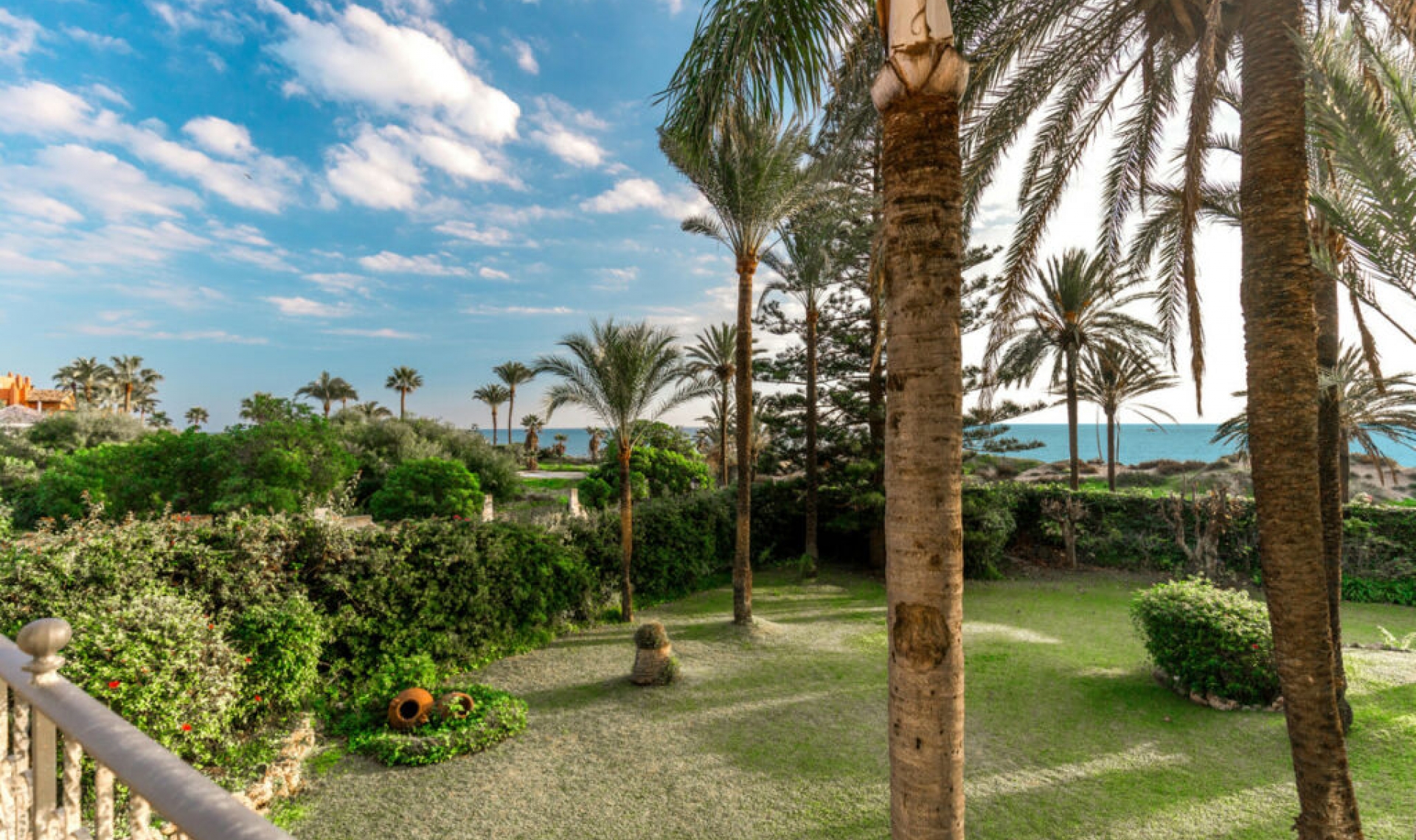 Resale - House -
Los Monteros