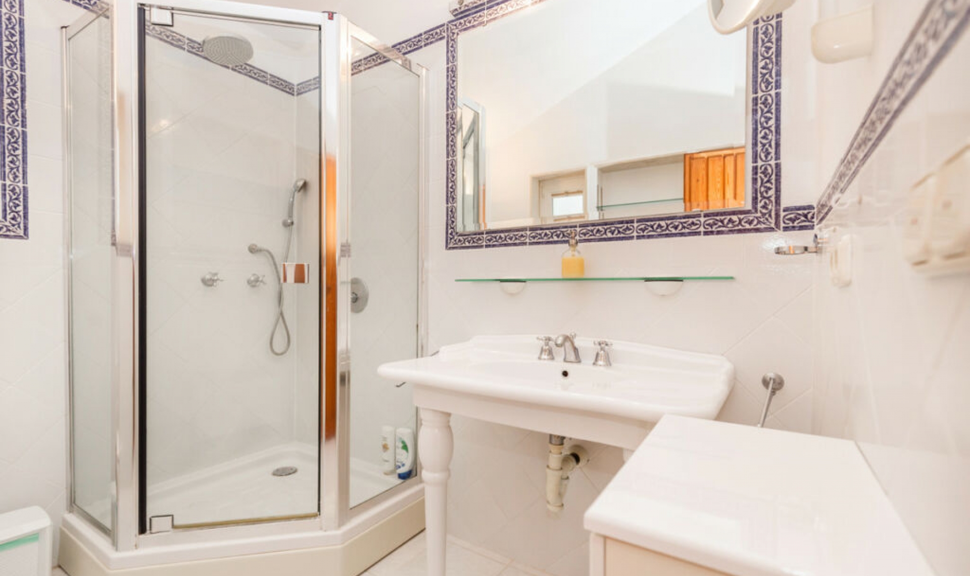 Resale - House -
Los Monteros