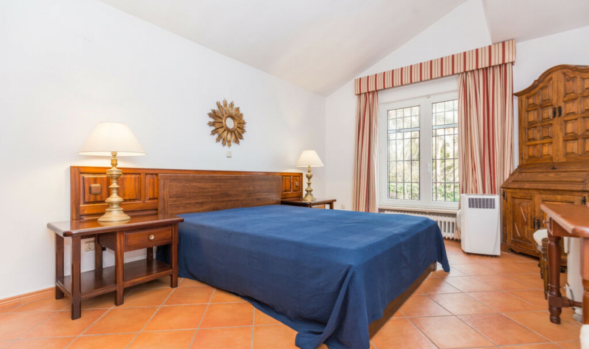 Resale - House -
Los Monteros