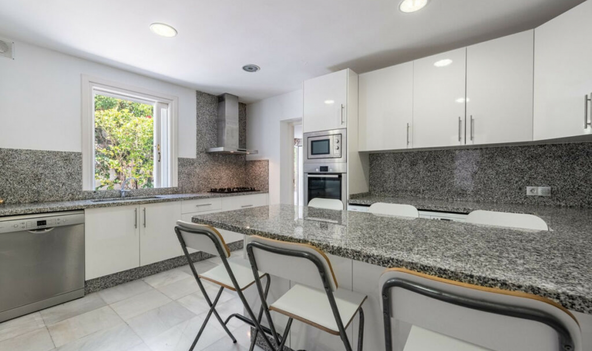 Resale - House -
Los Monteros