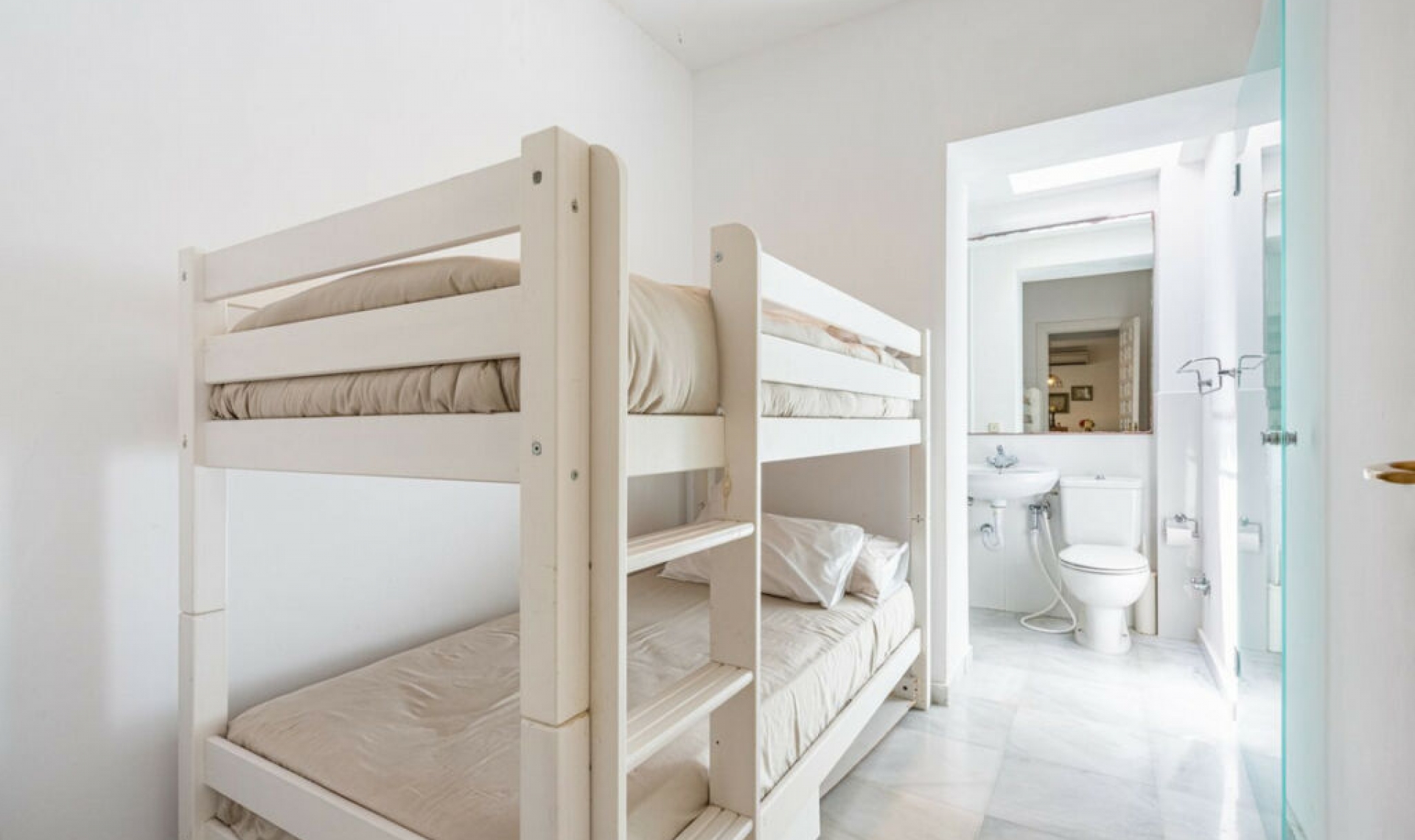 Resale - House -
Los Monteros