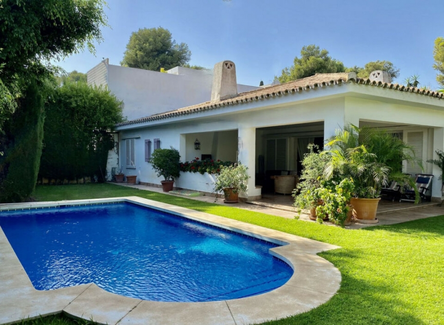 Resale - House -
Los Monteros