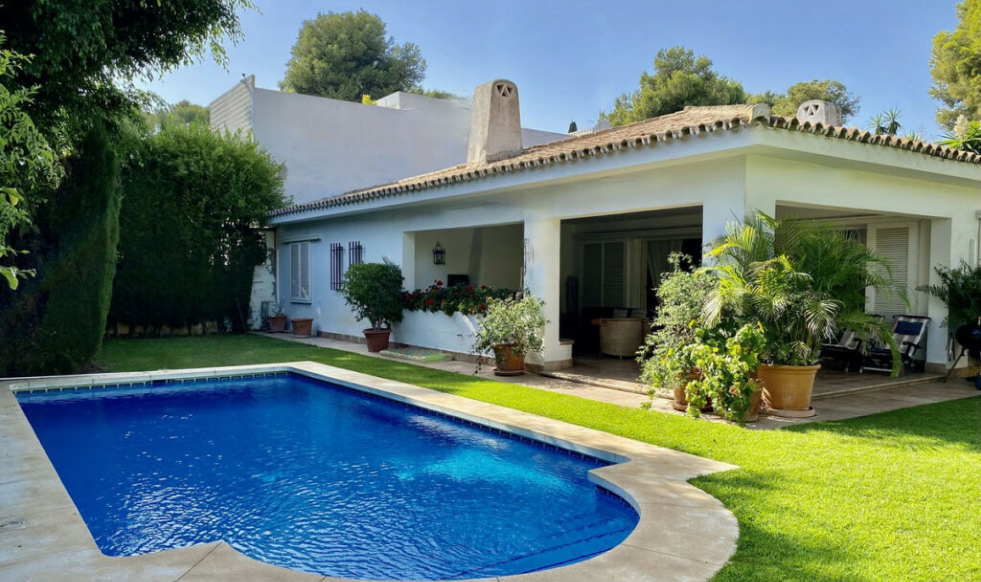 Resale - House -
Los Monteros
