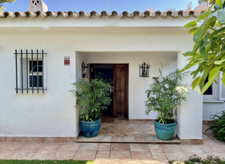 Resale - House -
Los Monteros