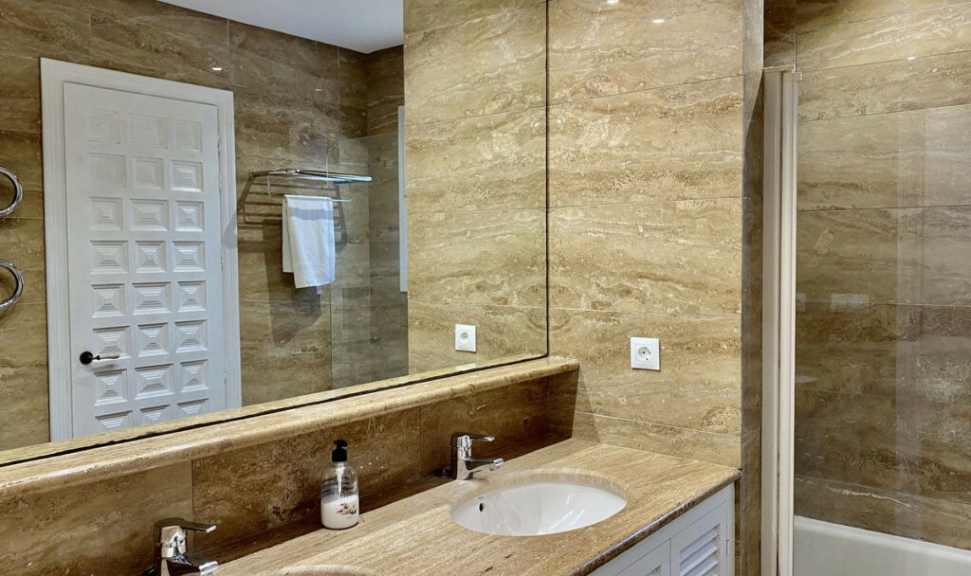 Resale - House -
Los Monteros