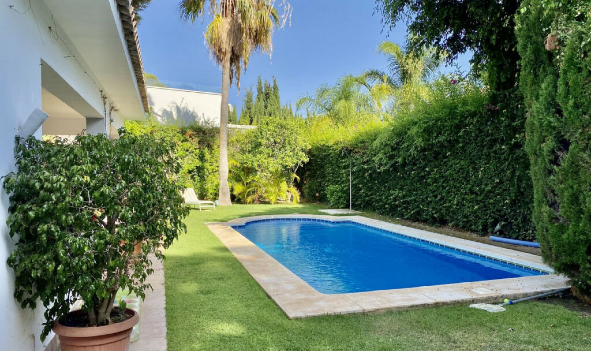 Resale - House -
Los Monteros