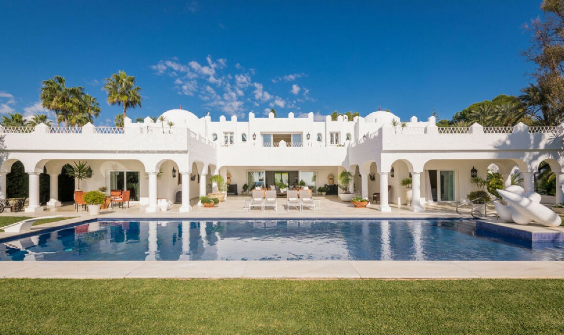 Resale - House -
Los Monteros