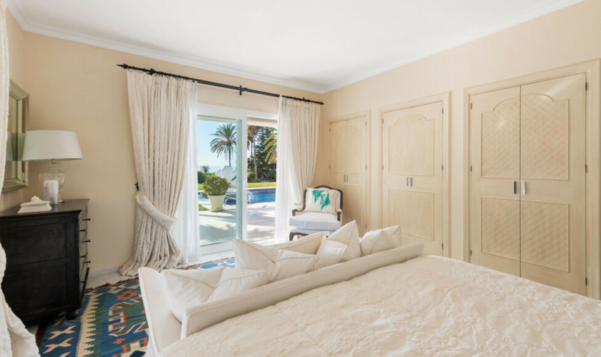 Resale - House -
Los Monteros