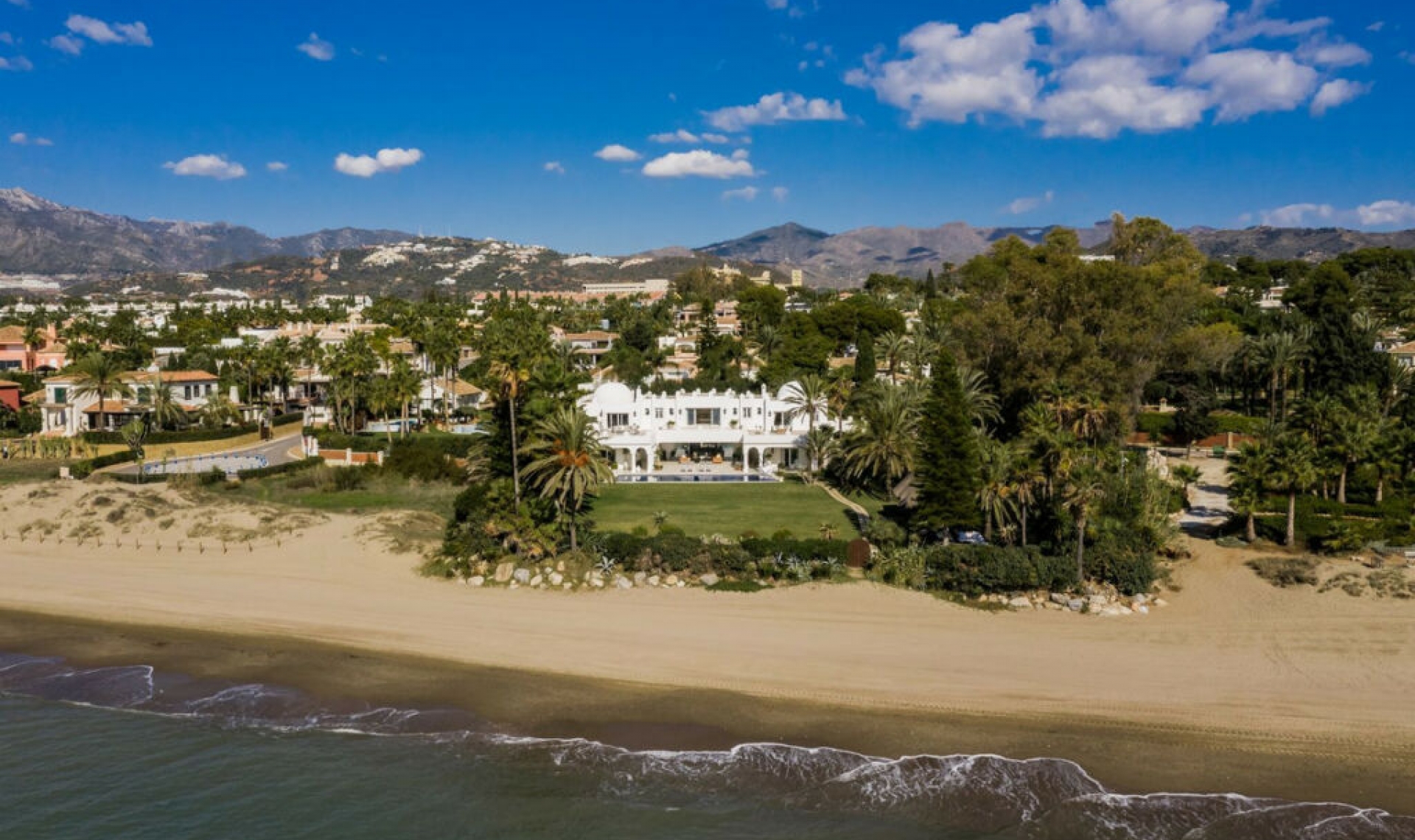 Resale - House -
Los Monteros
