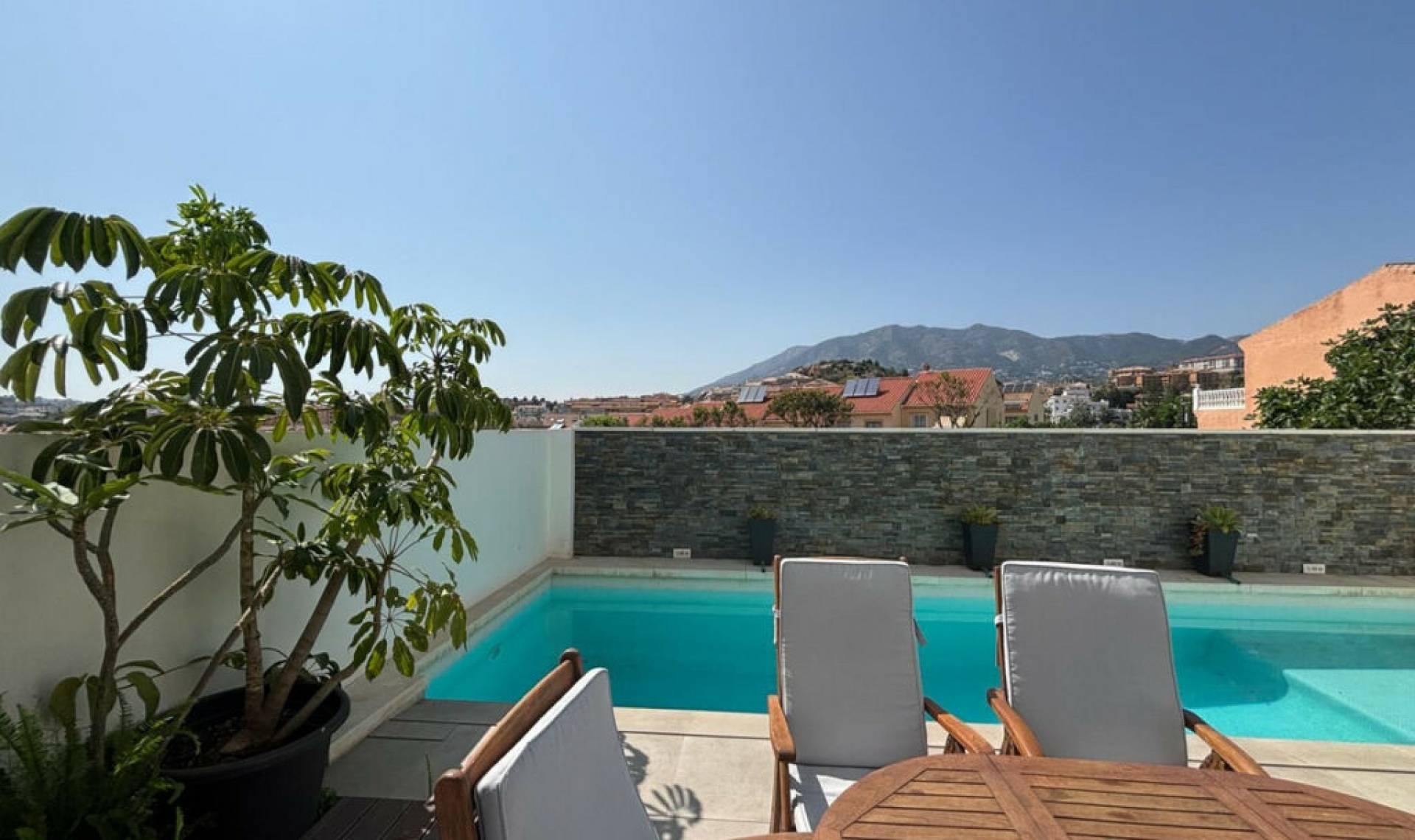 Resale - House -
Los Pacos