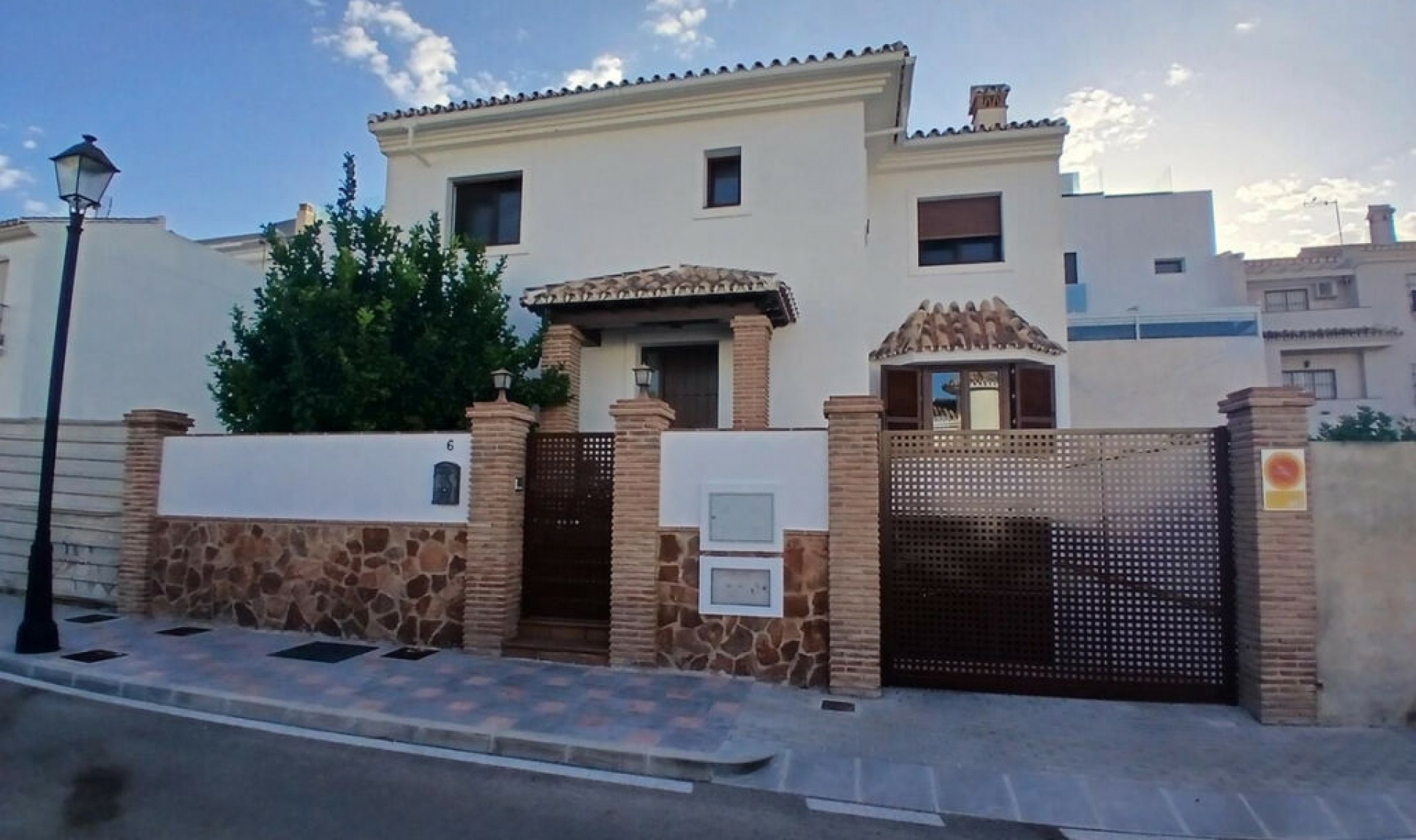 Resale - House -
Los Pacos