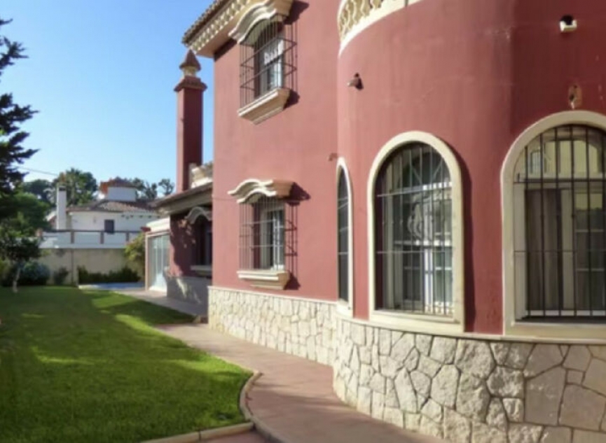 Resale - House -
Málaga