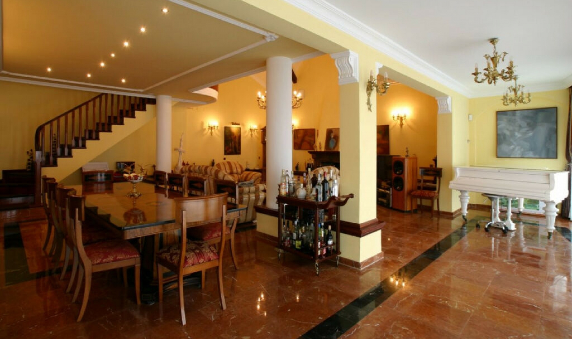 Resale - House -
Málaga