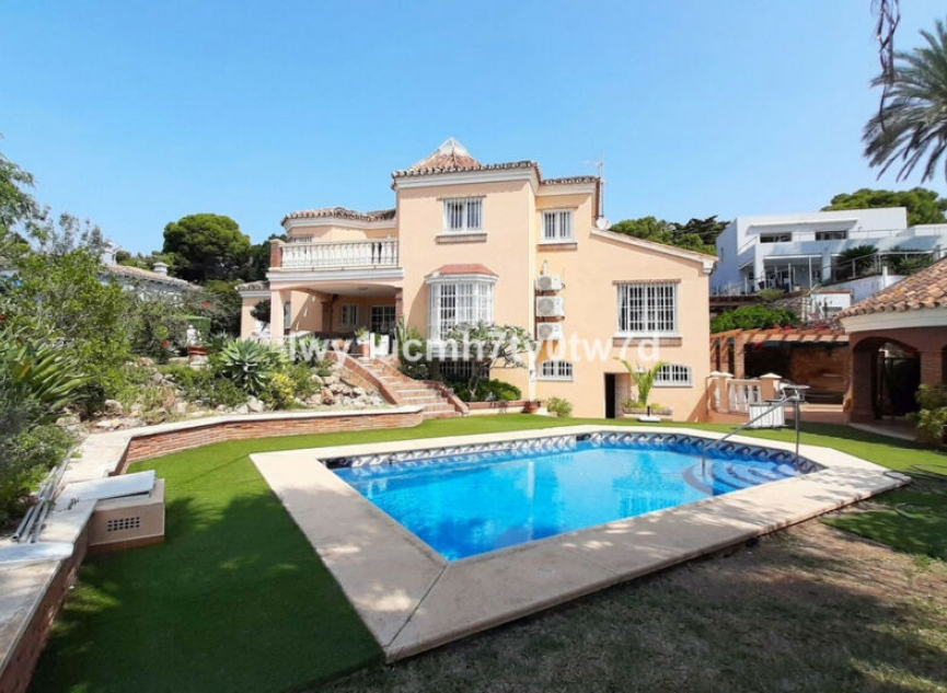 Resale - House -
Málaga