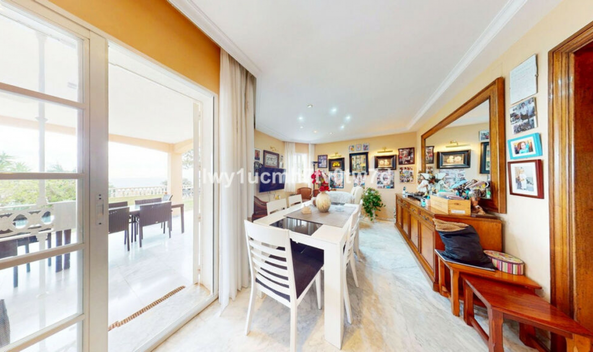 Resale - House -
Málaga