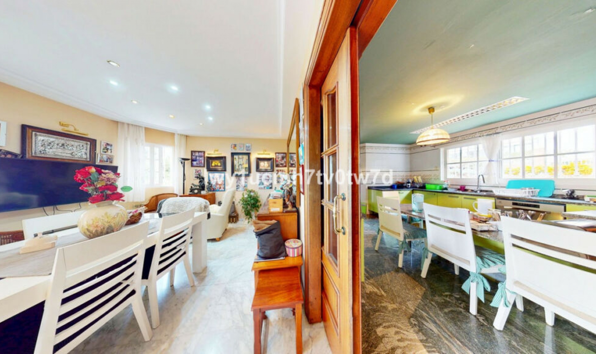 Resale - House -
Málaga