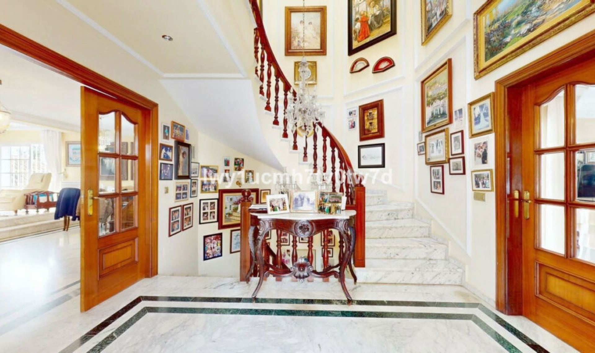 Resale - House -
Málaga