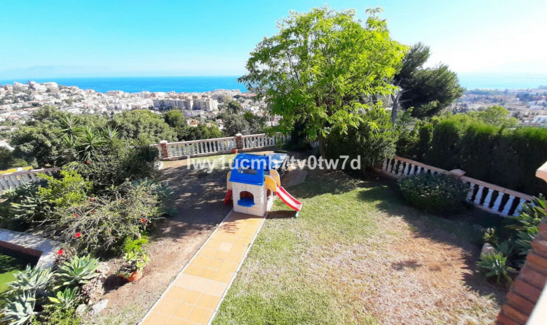 Resale - House -
Málaga